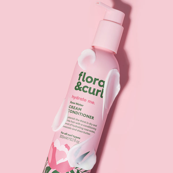 Crémeux à souhait, Rose Water Cream Conditioner est un après-shampoing pour cheveux secs. Contient des huiles de Coco, Avocat, Olive et du beurre de Karité.