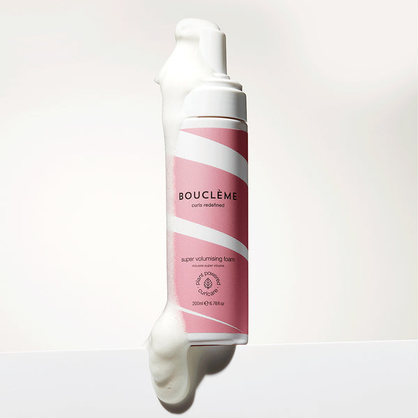 Super Volumizing Foam, la mousse coiffante par Bouclème. Capable de donner une excellente définition à vos boucles tout en procurant un bel effet volumisateur.