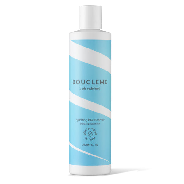 Ce shampoing mousse légèrement et convient parfaitement aux cheveux fins, ondulés à bouclés. Nettoie en maintenant l’équilibre et l’hydratation du cuir chevelu.