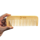 Notre Peigne à Dents Larges démêle en douceur tous les types de cheveux. Fabriqué en bois de bambou, très joli et résistant, y compris dans les pièces humides !