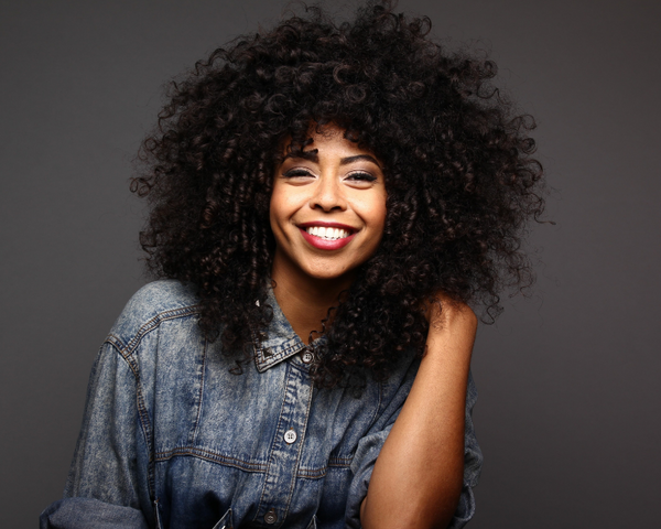 Comment choisir sa coupe de cheveux bouclés femme ?