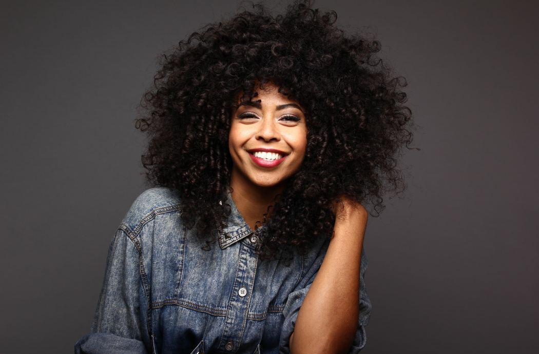 Comment choisir sa coupe de cheveux bouclés femme ?