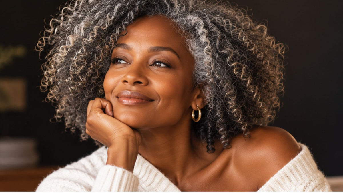 Cheveux blancs, gris ou poivre et sel : comment prendre soin de vos boucles ? - Colorful Black
