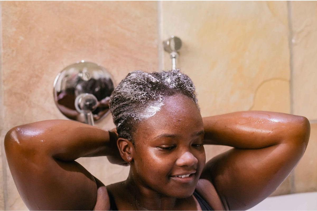 Co-wash ou shampoing : faut-il vraiment choisir quand on a les cheveux bouclés ou crépus ? - Colorful Black
