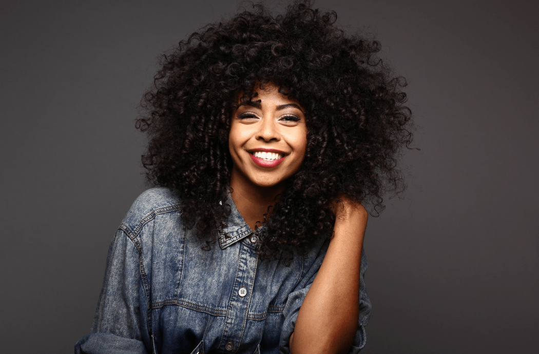 Comment choisir sa coupe de cheveux bouclés femme ? - Colorful Black