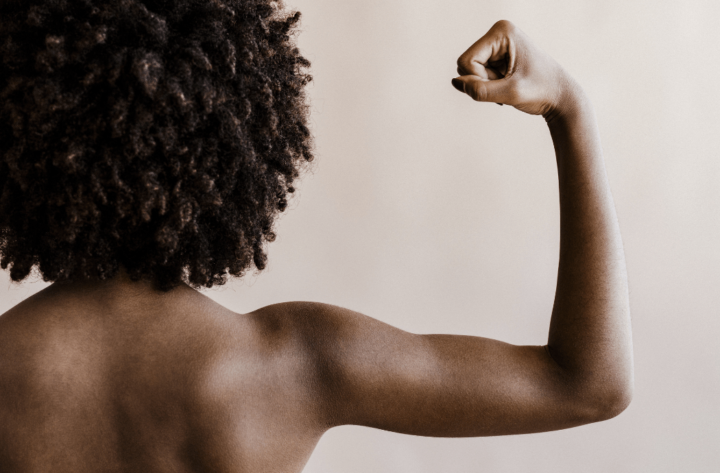 Comment prendre soin de ses cheveux crépus en transition ? - Colorful Black