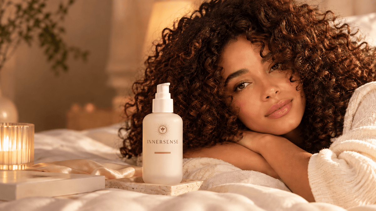 Réparer ses cheveux pendant la nuit : à quoi sert le nouveau sérum Innersense Overnight Repair ? - Colorful Black
