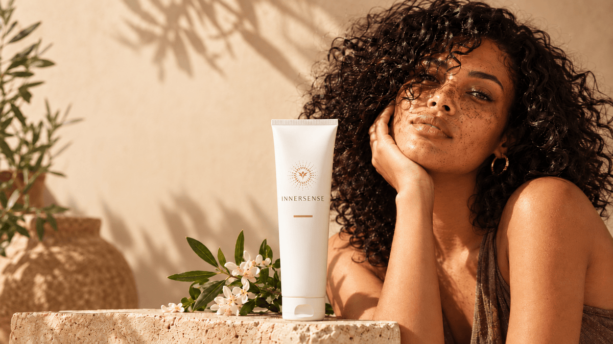 Séchage à l'air libre sans frisottis : comment utiliser la nouvelle Air Dry Styling Cream d'Innersense ? - Colorful Black