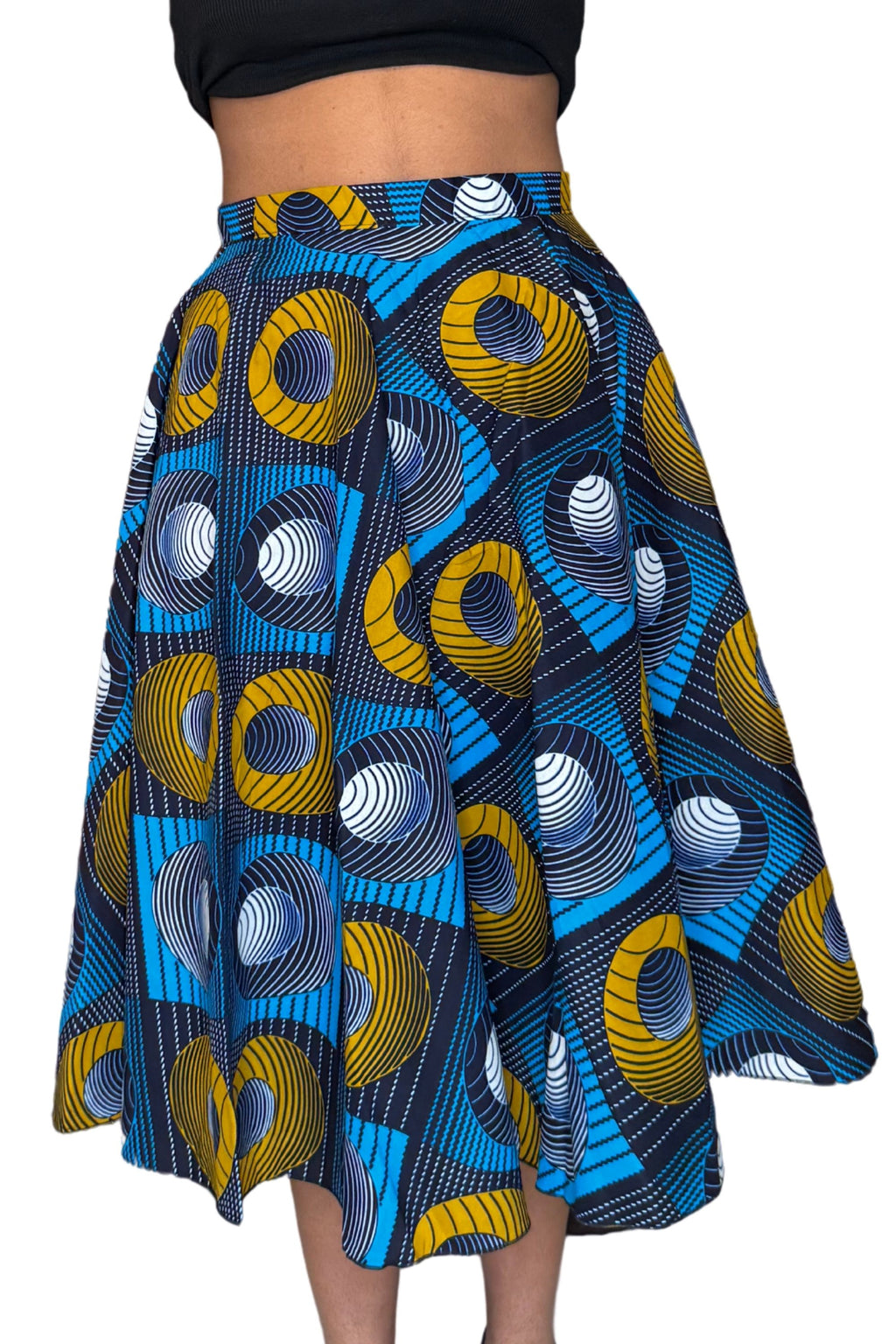Jupe midi wax graphique bleu, jaune et bleu nuit. Taille haute, 100 % coton, coupe fluide et confection artisanale en France.