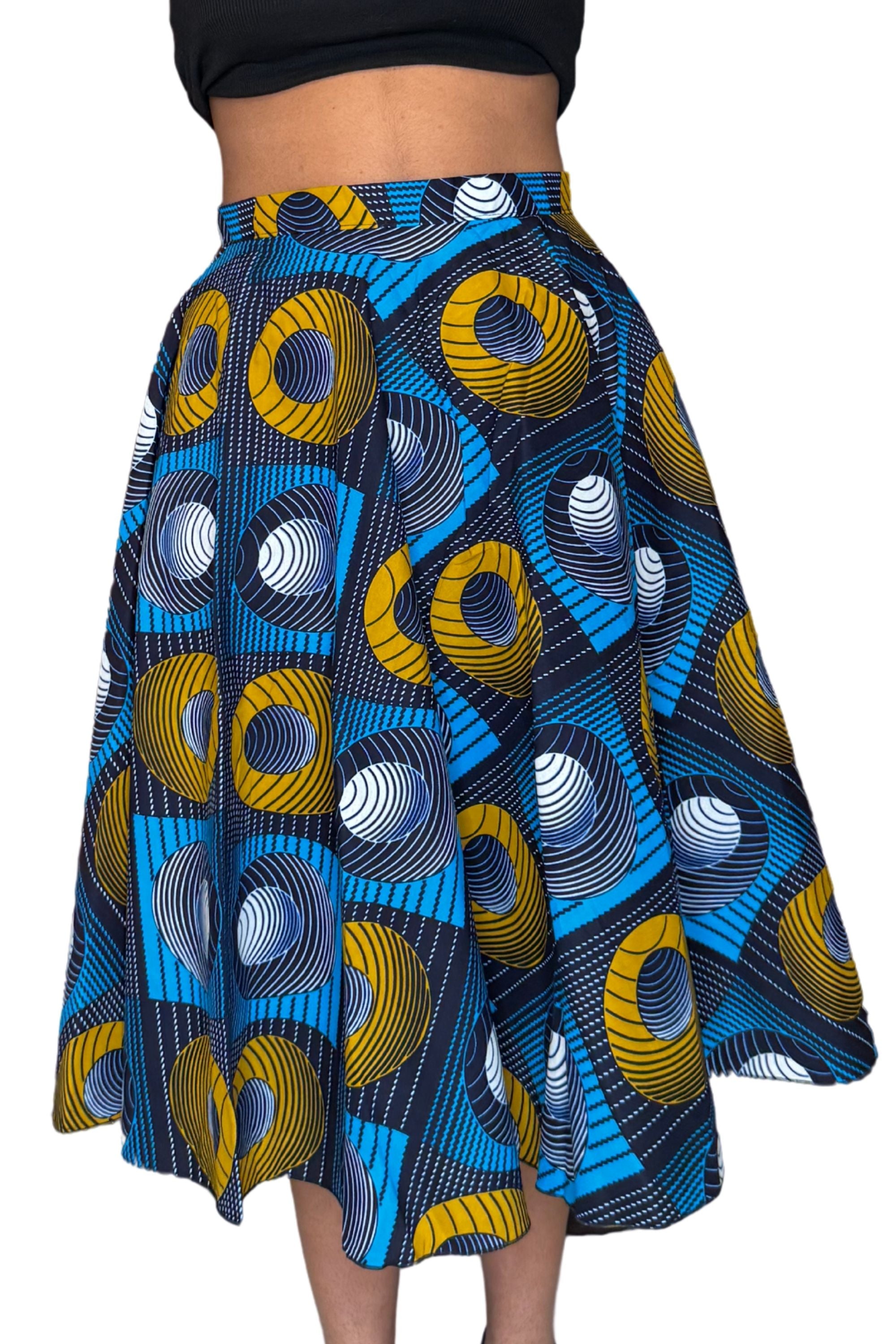 Jupe midi wax graphique bleu, jaune et bleu nuit. Taille haute, 100 % coton, coupe fluide et confection artisanale en France.