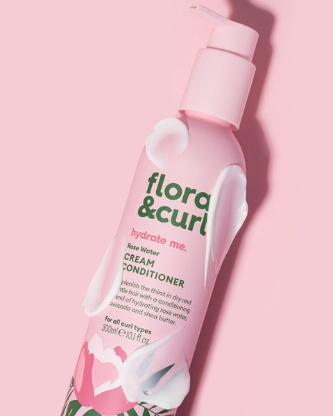 Crémeux à souhait, Rose Water Cream Conditioner est un après-shampoing pour cheveux secs. Contient des huiles de Coco, Avocat, Olive et du beurre de Karité.
