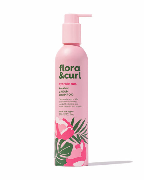 Rose Water Cream Shampoo de Flora & Curl a été créé spécialement pour les cheveux secs. Ce shampoing les hydrate, les nourrit et les protège de la casse.