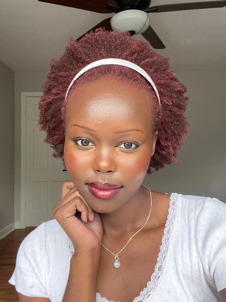 Gelée colorante temporaire Burgundy visible sur cheveux foncés. Hydrate, définit les boucles, sans résidus. Formule vegan, se rince facilement.