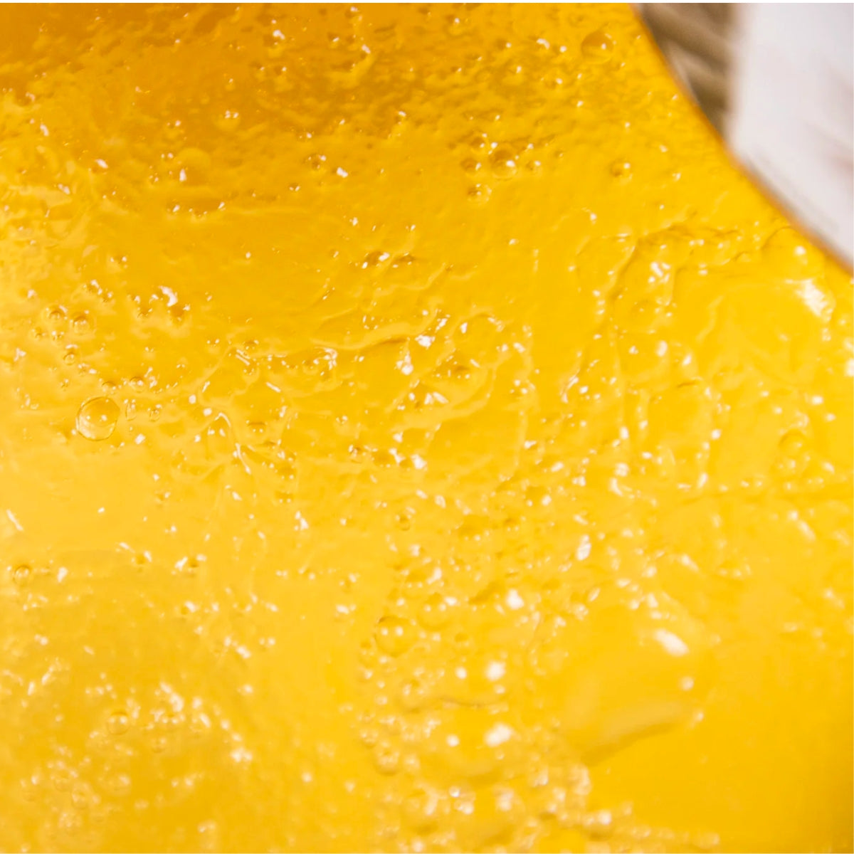 Multi-usage, la Gelée à l’Aloe Vera & Tea Tree de Shandrani peut être utilisée pour former les locks, définir des boucles avec un effet mouillé ou même pour hydrater