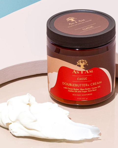DoubleButter Cream est une crème hydratante riche, à utiliser au quotidien pour retrouver une hydratation optimale. À base de de karité, cacao, amande douce et coco.