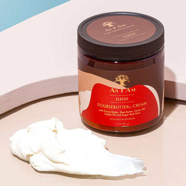 DoubleButter Cream est une crème hydratante riche, à utiliser au quotidien pour retrouver une hydratation optimale. À base de de karité, cacao, amande douce et coco.