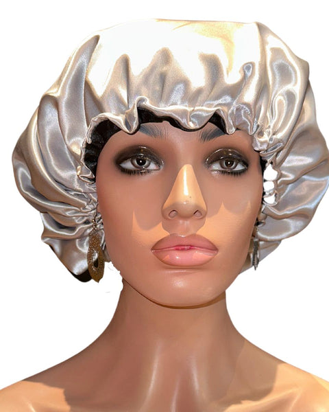 Le Bonnet de Nuit en Satin de Colorful Black est entièrement fabriqué à la main, avec soin. Il protège vos cheveux du dessèchement voire de la casse. Indispensable.