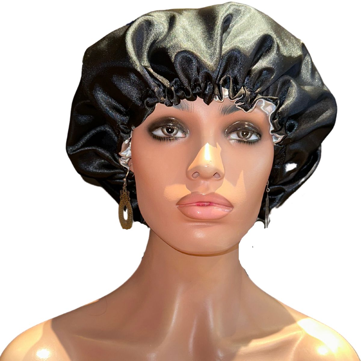 Le Bonnet de Nuit en Satin de Colorful Black est entièrement fabriqué à la main, avec soin. Il protège vos cheveux du dessèchement voire de la casse. Indispensable.