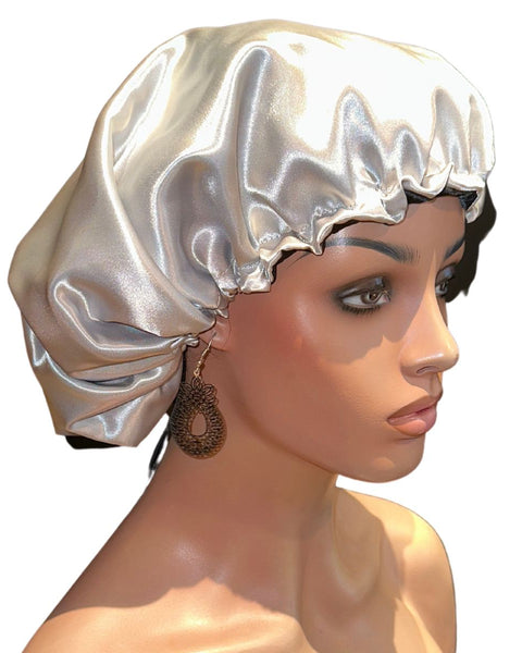 Le Bonnet de Nuit en Satin de Colorful Black est entièrement fabriqué à la main, avec soin. Il protège vos cheveux du dessèchement voire de la casse. Indispensable.