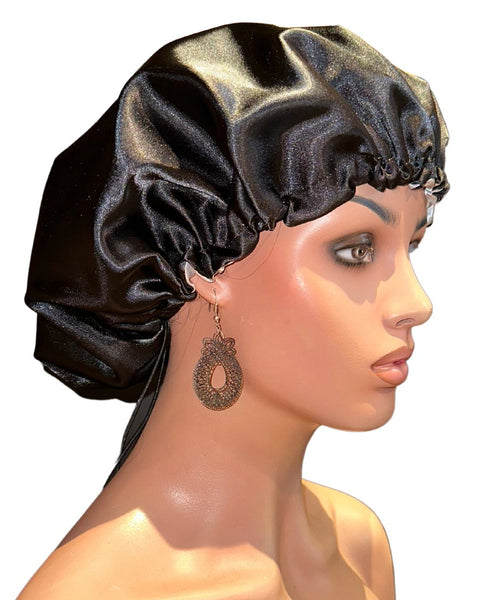 Le Bonnet de Nuit en Satin de Colorful Black est entièrement fabriqué à la main, avec soin. Il protège vos cheveux du dessèchement voire de la casse. Indispensable.