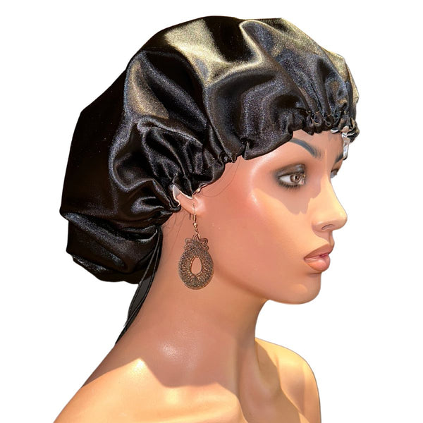 Le Bonnet de Nuit en Satin de Colorful Black est entièrement fabriqué à la main, avec soin. Il protège vos cheveux du dessèchement voire de la casse. Indispensable.