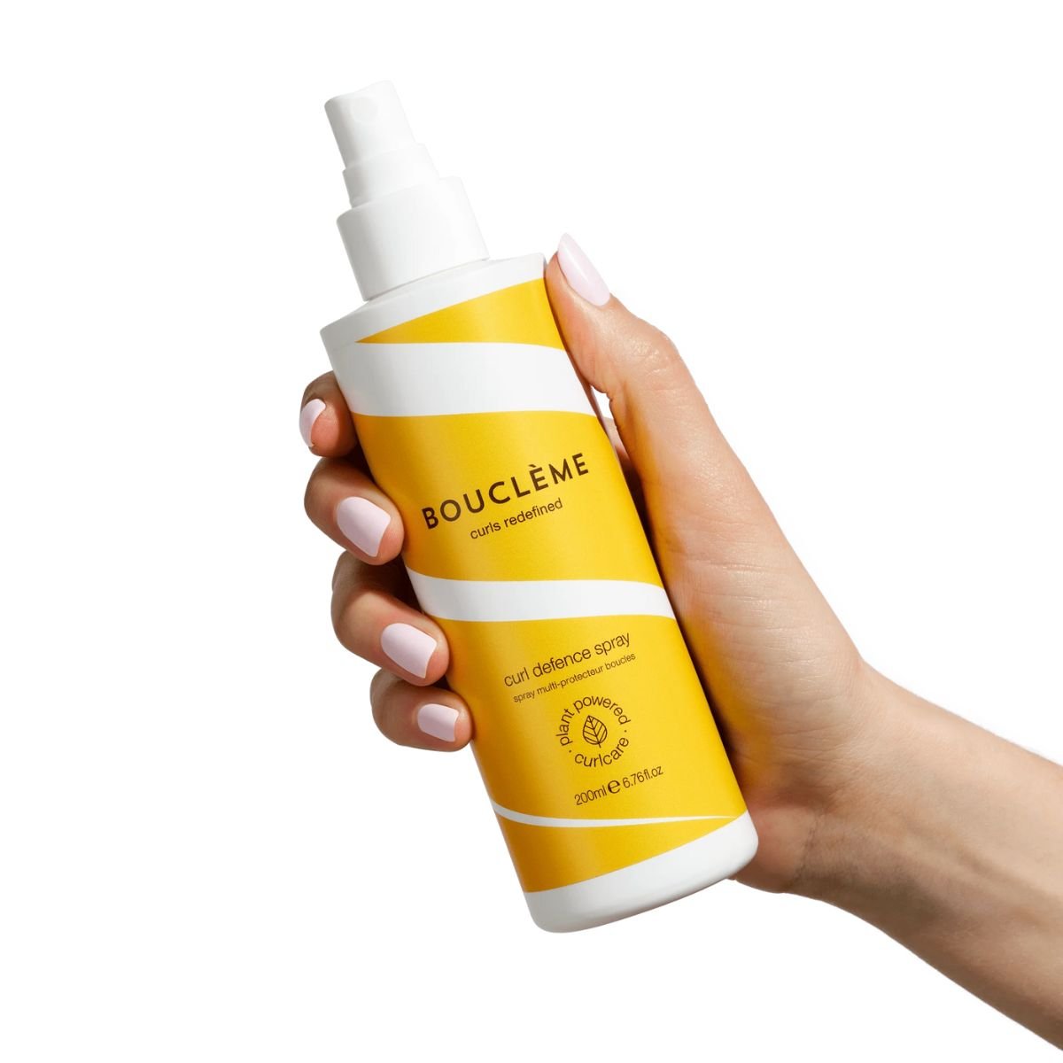 Spray protecteur pour cheveux bouclés. Protège de la chaleur, des UV et de la pollution tout en aidant à préserver l’hydratation et la souplesse des boucles.