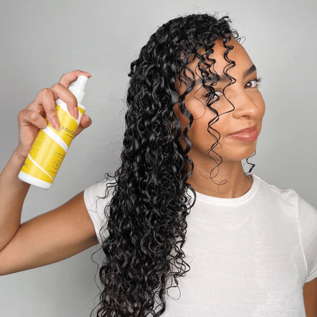 Spray protecteur pour cheveux bouclés. Protège de la chaleur, des UV et de la pollution tout en aidant à préserver l’hydratation et la souplesse des boucles.