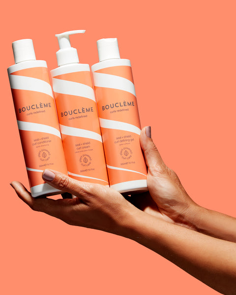 La gamme Seal + Shield permet à vos boucles de rester définies même lorsqu'elles font face à l'humidité. Nous vous proposons ici le pack des 3 produits de la gamme.