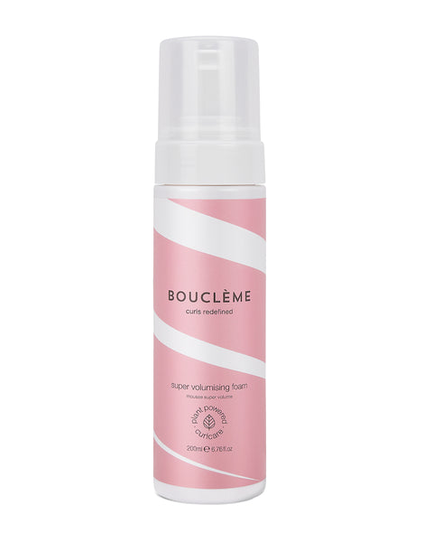 Super Volumizing Foam, la mousse coiffante par Bouclème. Capable de donner une excellente définition à vos boucles tout en procurant un bel effet volumisateur. 
