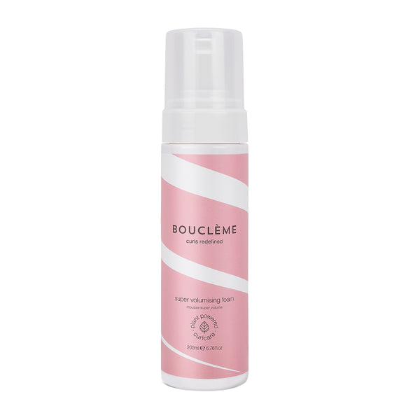 Super Volumizing Foam, la mousse coiffante par Bouclème. Capable de donner une excellente définition à vos boucles tout en procurant un bel effet volumisateur. 