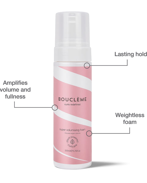 Super Volumizing Foam, la mousse coiffante par Bouclème. Capable de donner une excellente définition à vos boucles tout en procurant un bel effet volumisateur. 