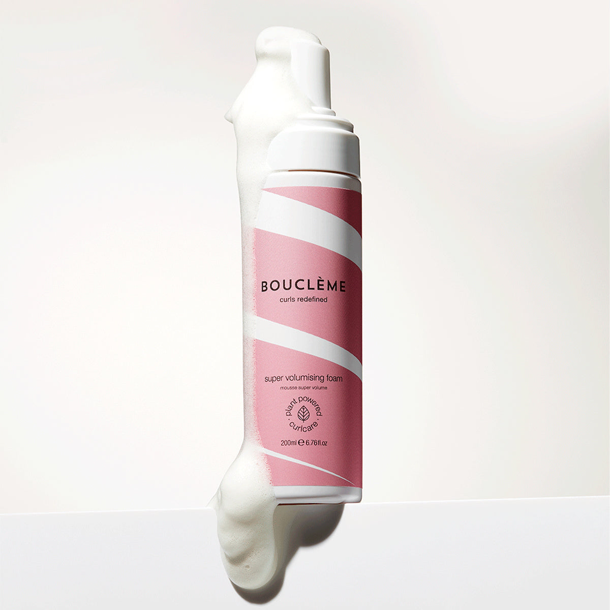 Super Volumizing Foam, la mousse coiffante par Bouclème. Capable de donner une excellente définition à vos boucles tout en procurant un bel effet volumisateur. 