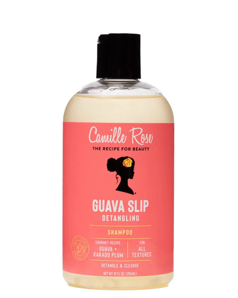 Guava Slip Shampoo de Camille Rose est un shampoing hydratant et démêlant, formulé pour nettoyer en douceur les cheveux texturés tout en facilitant le démêlage.