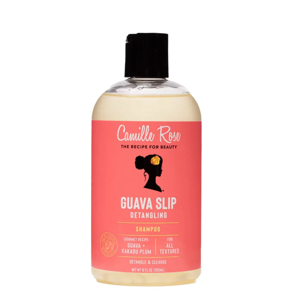 Guava Slip Shampoo de Camille Rose est un shampoing hydratant et démêlant, formulé pour nettoyer en douceur les cheveux texturés tout en facilitant le démêlage.