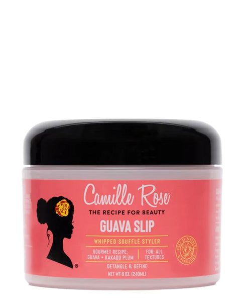 Le Guava Slip Whipped Soufflé de Camille Rose est une crème coiffante fouettée conçue pour sceller l’hydratation et définir les boucles avec légèreté.
