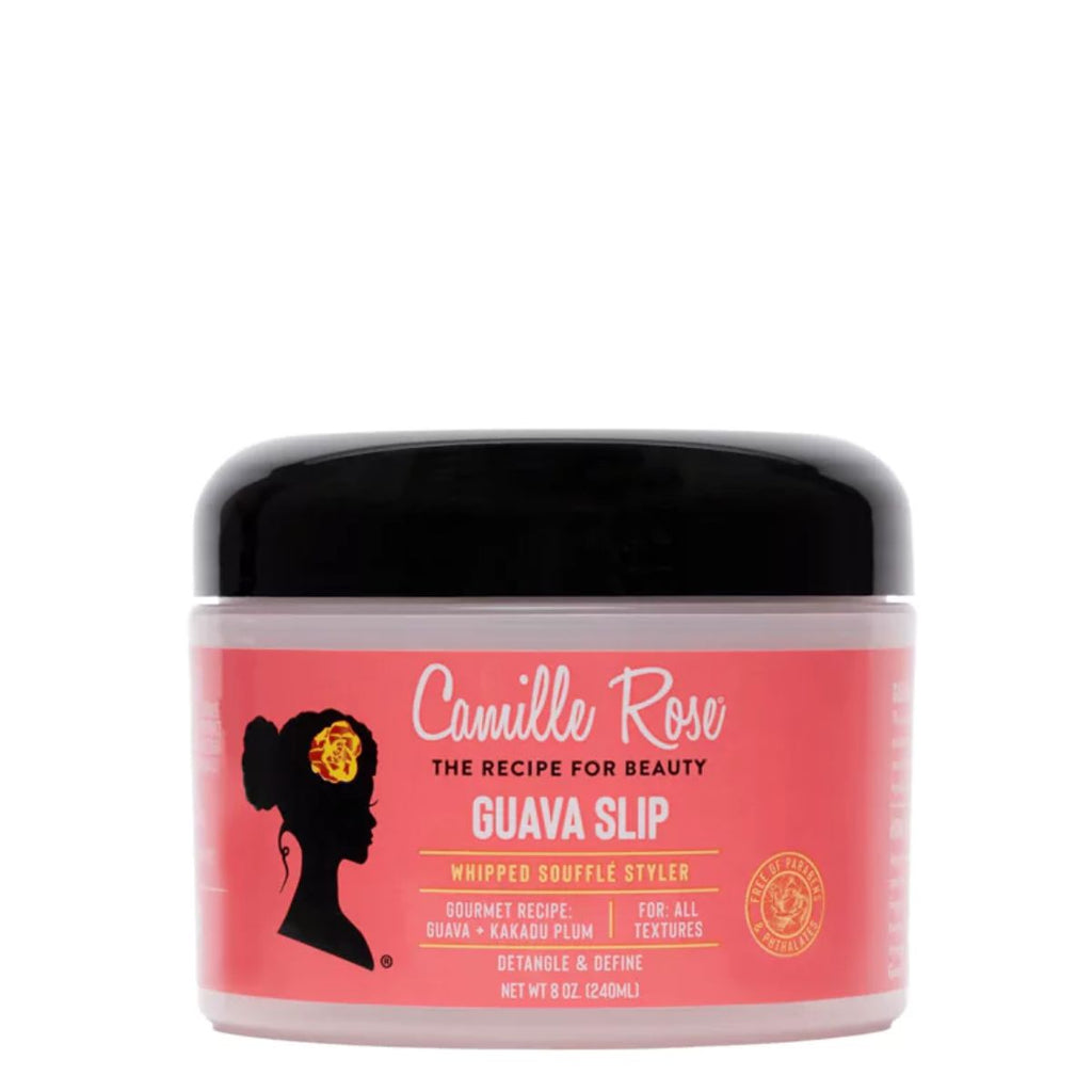 Le Guava Slip Whipped Soufflé de Camille Rose est une crème coiffante fouettée conçue pour sceller l’hydratation et définir les boucles avec légèreté.