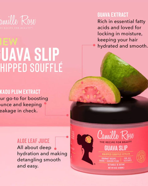 Le Guava Slip Whipped Soufflé de Camille Rose est une crème coiffante fouettée conçue pour sceller l’hydratation et définir les boucles avec légèreté.