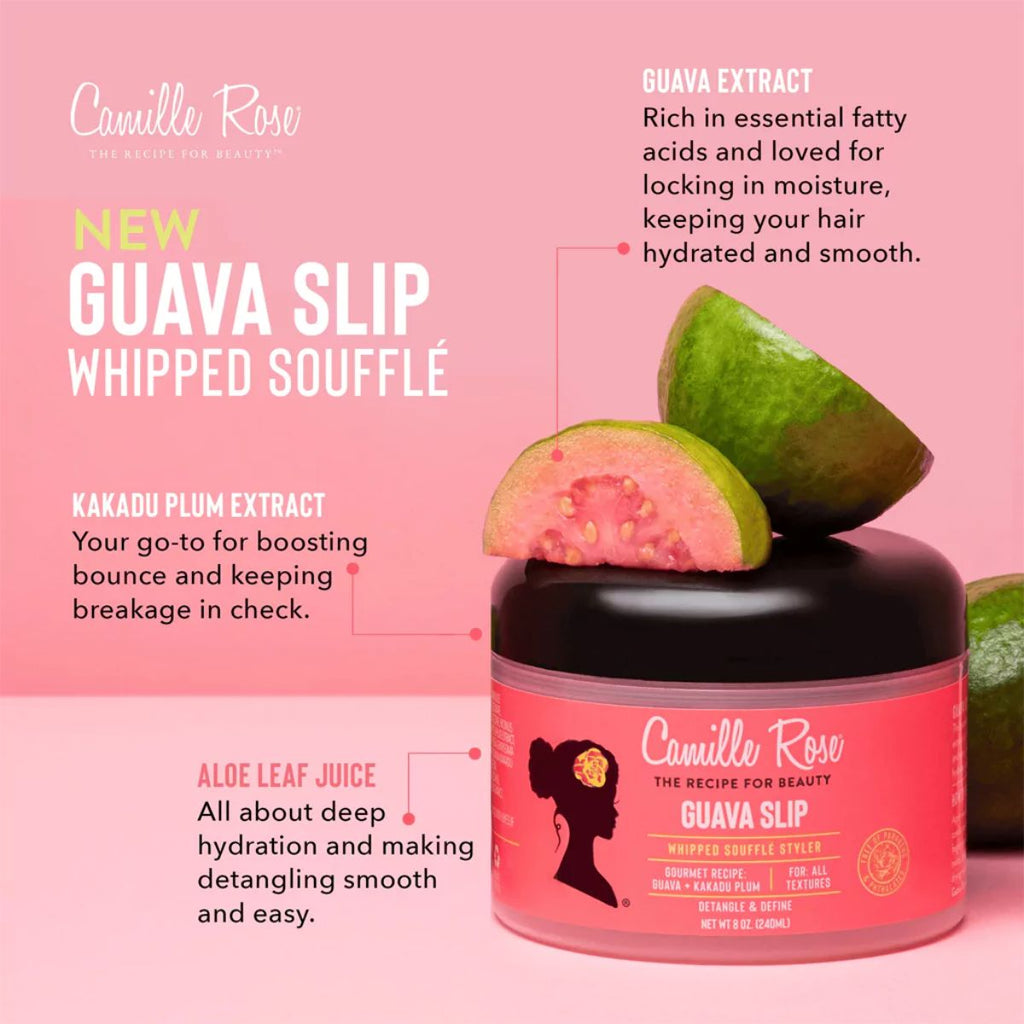 Le Guava Slip Whipped Soufflé de Camille Rose est une crème coiffante fouettée conçue pour sceller l’hydratation et définir les boucles avec légèreté.
