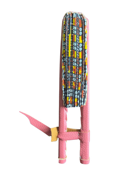 Les éventails en wax Colorful Black, un moyen pratique et efficace pour se rafraîchir par temps chaud. Disponibles dans une grande variété de motifs et de couleurs.