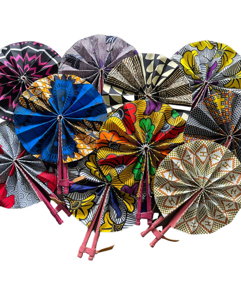 Les éventails en wax Colorful Black, un moyen pratique et efficace pour se rafraîchir par temps chaud. Disponibles dans une grande variété de motifs et de couleurs.