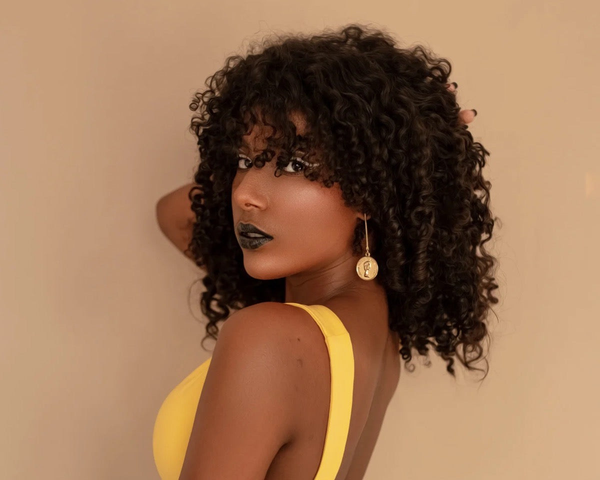 Hydratez avec un leave-in léger, puis définissez avec une mousse ou une gelée. Moins de couches, plus de logique : des boucles souples, brillantes et durables.