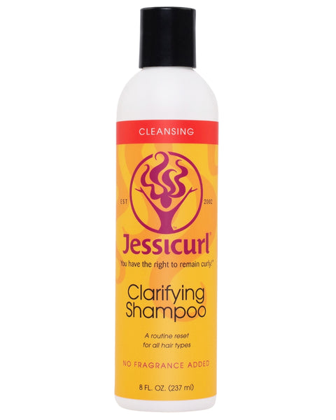Le shampoing clarifiant Jessicurl. Tout en étant incroyablement doux, sans dessécher vos boucles, il élimine parfaitement l’accumulation de produits dans vos cheveux