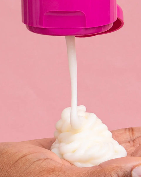 Les Secrets de Loly Kurl Fusion fait des miracles sur cheveux "multitexturés", associant l'hydratation d'une gelée, la nutrition d'un lait et la définition d'un gel.