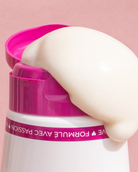 Les Secrets de Loly Kurl Fusion fait des miracles sur cheveux "multitexturés", associant l'hydratation d'une gelée, la nutrition d'un lait et la définition d'un gel.