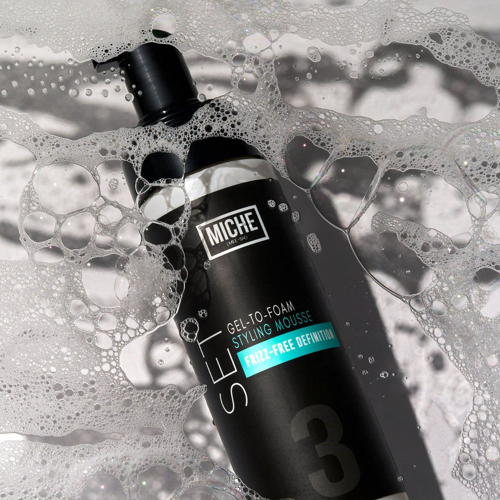 Mousse coiffante Miche Beauty SET. Définit et hydrate les boucles sans alourdir. Idéale pour wash & go, twists, braid-outs et flexi-rods. Souplesse et brillance