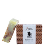 Très pratique et écologique, le savon pour cheveux Amour de Tortilles de Noire Ô Naturel est un shampoing saponifié à froid à base d'ingrédients naturels et bio. 