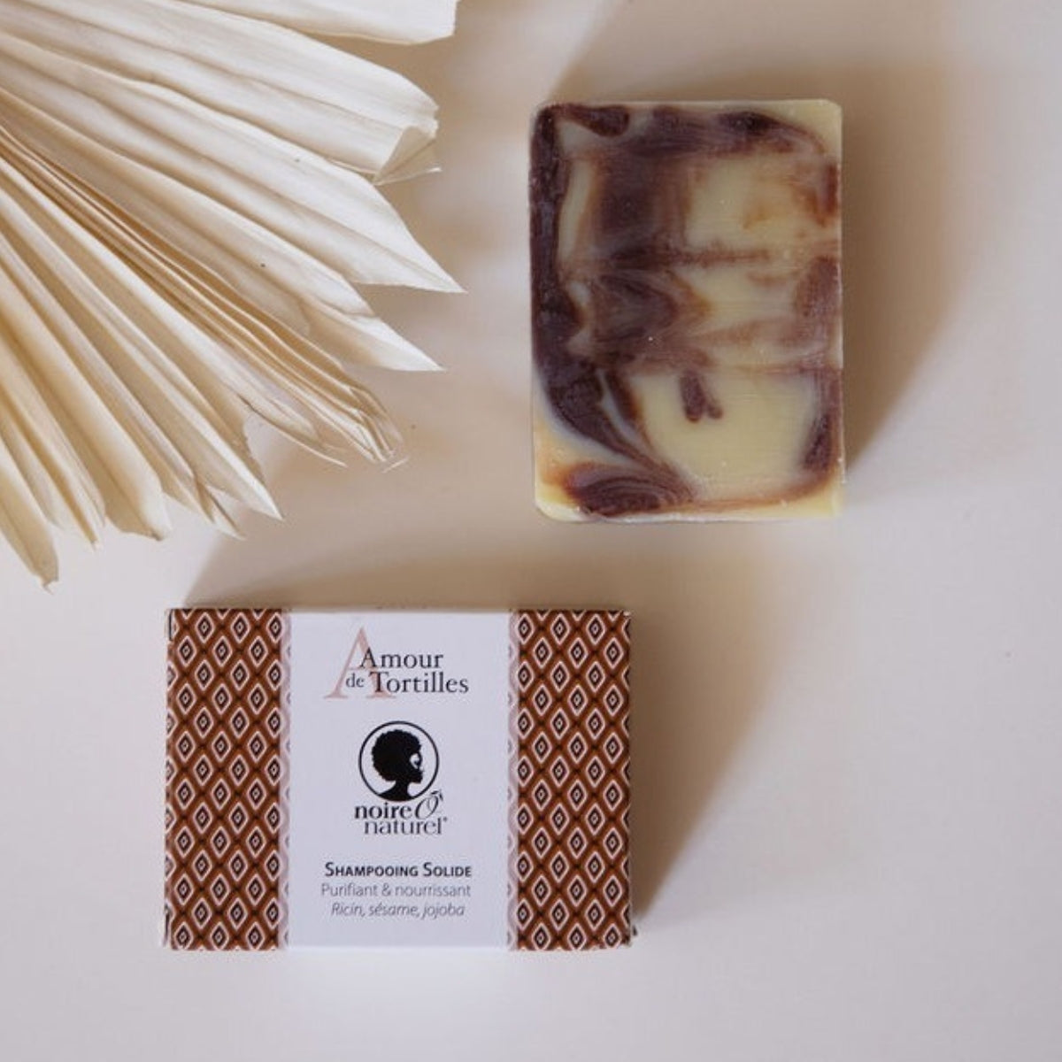 Très pratique et écologique, le savon pour cheveux Amour de Tortilles de Noire Ô Naturel est un shampoing saponifié à froid à base d'ingrédients naturels et bio. 