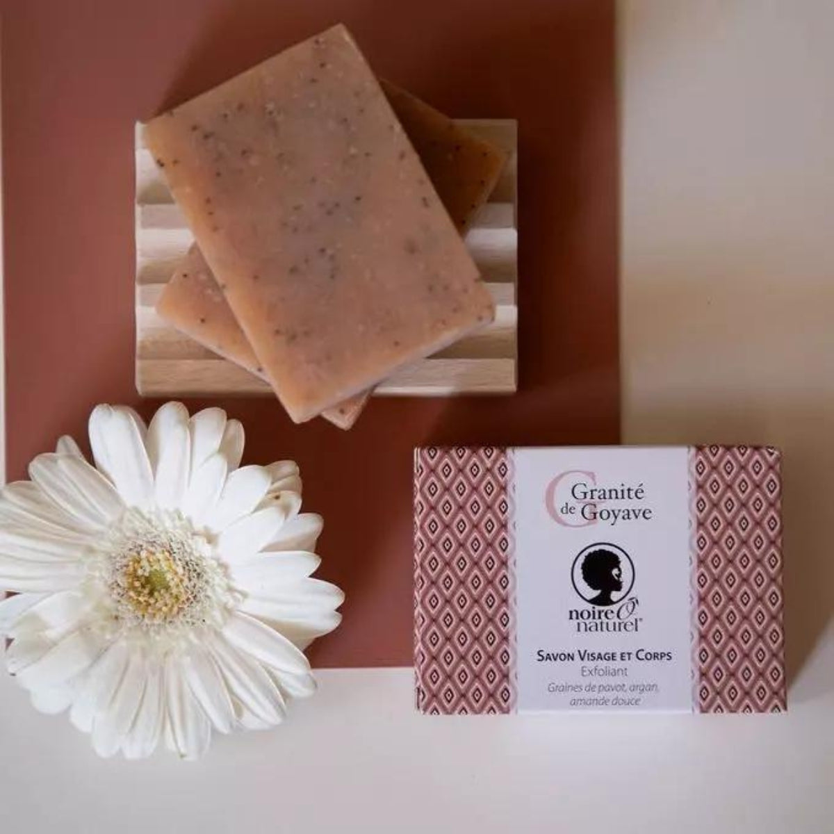 Le Savon Gommant pour la Peau Granité de Goyave de Noire Ô Naturel permet d'exfolier votre peau en douceur. Votre peau sera débarrasser des impuretés.