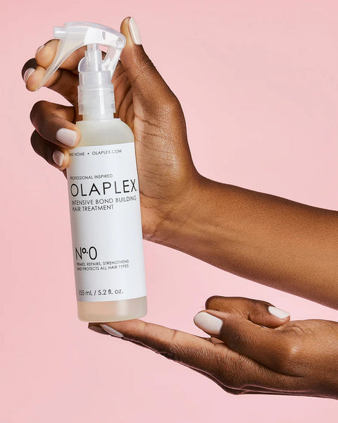 Olaplex n°0 agit en synergie avec le célèbre Olaplex nº3 Hair Perfector, amplifiant son efficacité pour des cheveux visiblement plus forts, réparés et protégés.