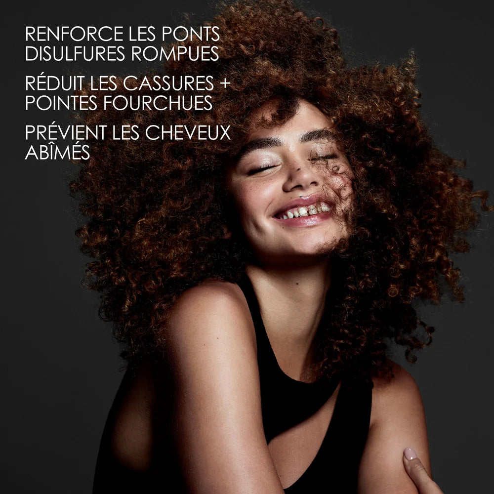 Ce soin intensif agit en profondeur pour restaurer et renforcer la fibre capillaire. Utilisable seul ou combiné à Olaplex n°0 pour des résultats professionnels.